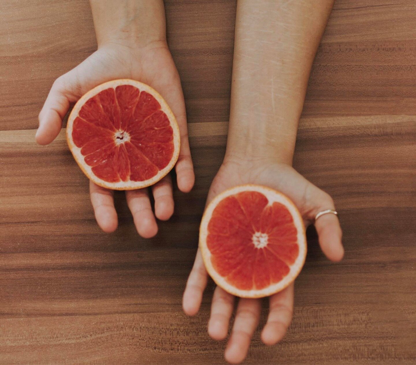 Грейпфрут вес. Семена грейпфрута. Грейпфрут кольцо. Грейпфрут на ногтях. Пальцы в грейпфруте.