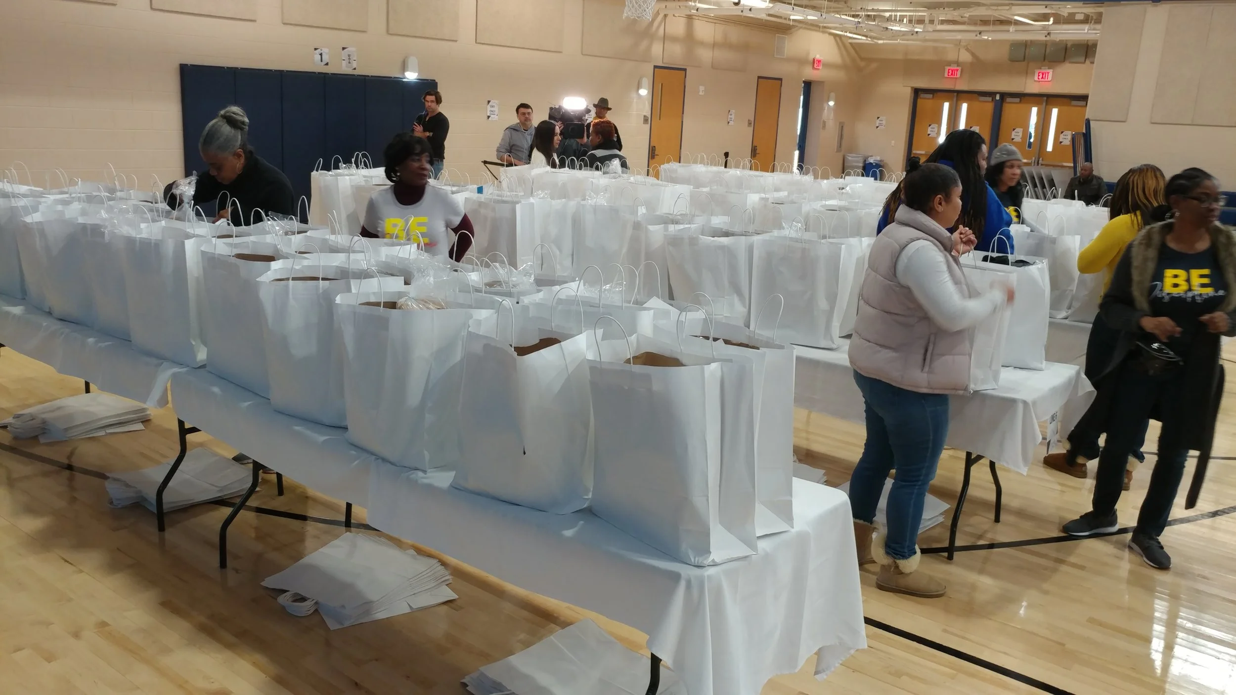 Ready to give groceries to 3,000 families at the First Baptist Church of Glenarden Family Life Center in Upper Marlboro. PHOTO: RAOUL DENNIS // PRINCE GEORGE’S SUITE MAGAZINE & MEDIA