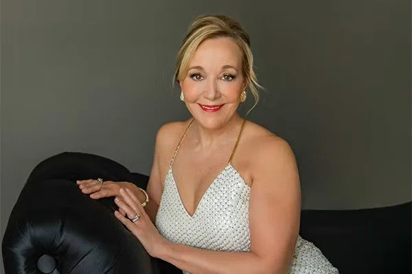 Janet Paulsen – Swinging through the Decades: Cinema Songs of the 20th Century