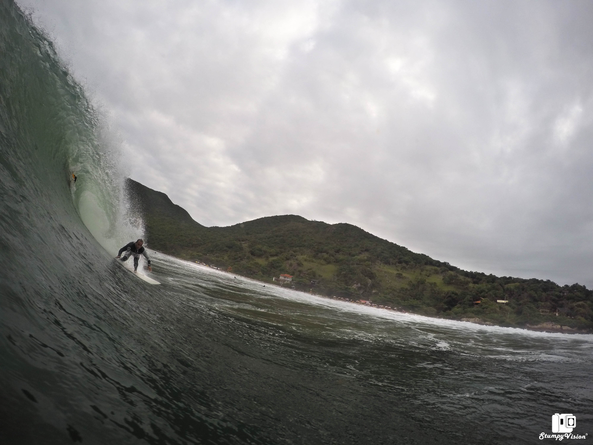 A beautiful wave and an even more beautiful backdrop in Florianópolis.