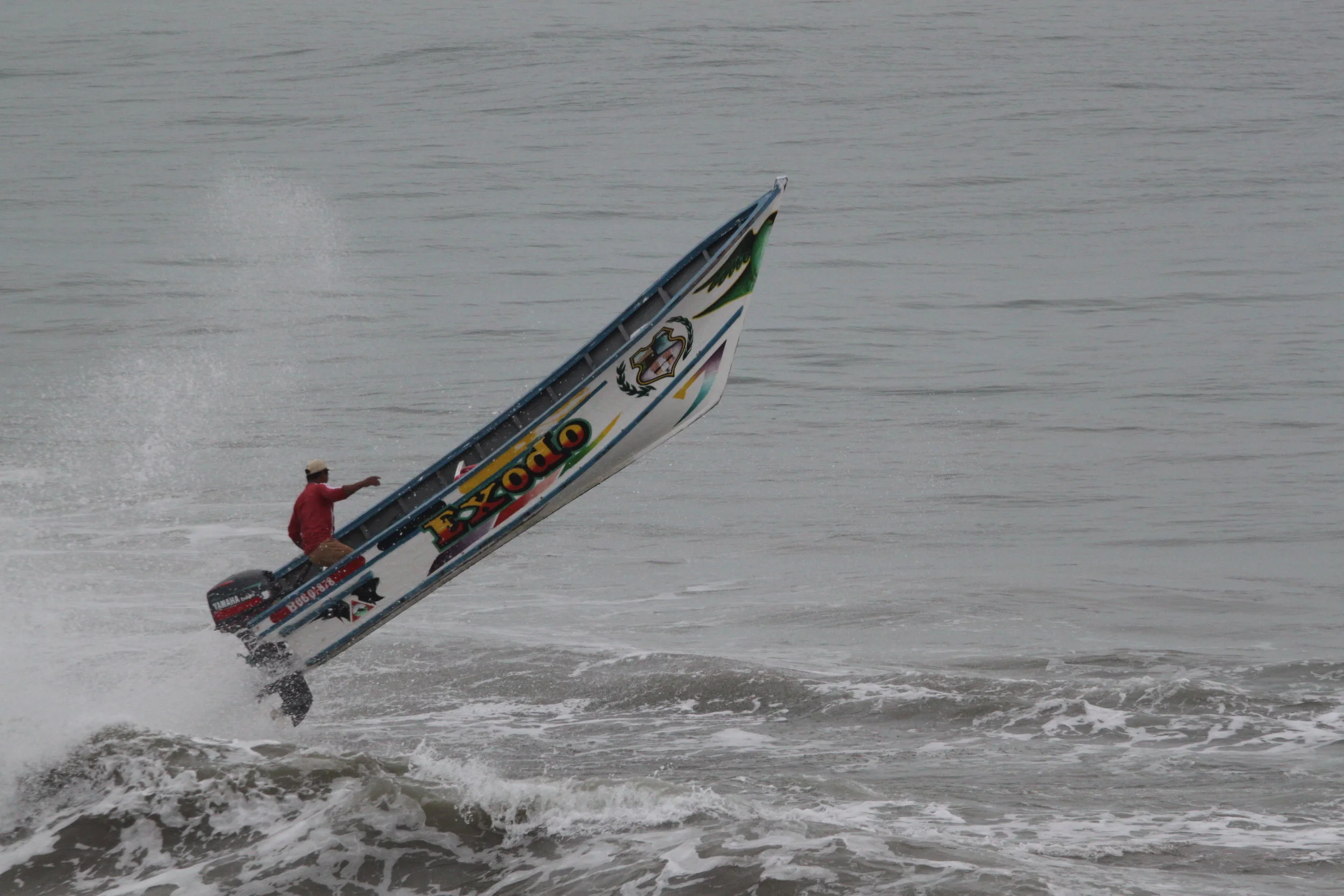 Drive it like you stole it. In Ecuador they drive like madmen both in and out of the water. Photo by Fernando Pásara Hurtado.
