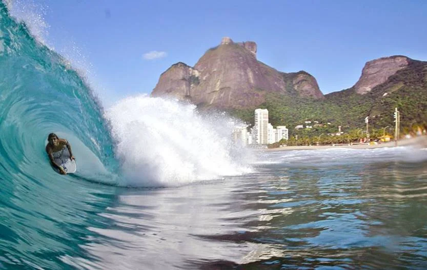 Classic São Conrado, slabbing pits and beautiful backdrops. Alessandro Leroy loving the Favela life.