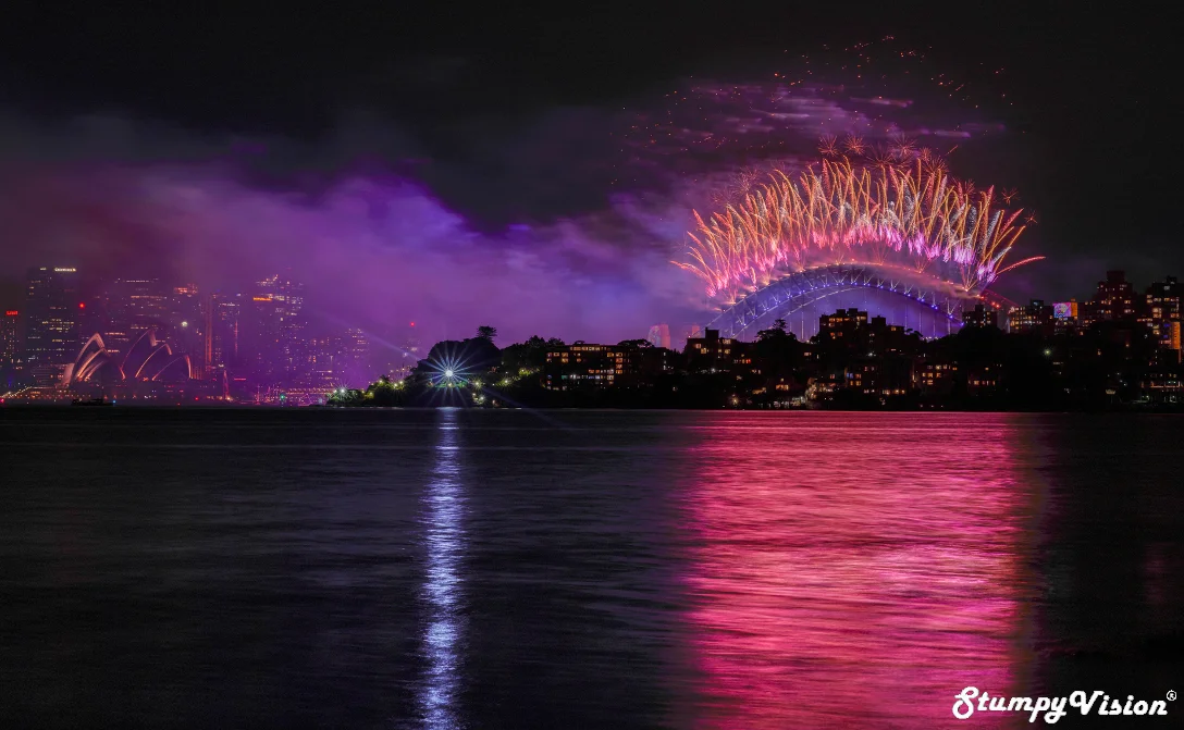 The greatest fireworks show on earth? The un-cropped version of the cover photo, totally in love with the colours on this one. Settings: Aperture F11, Exposure 3.2 secs & Iso 100.