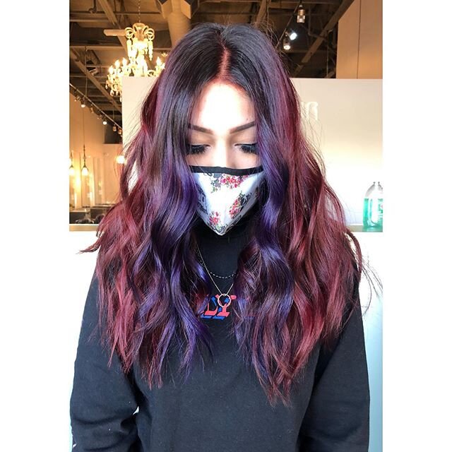 Congratulations to this QT, class of 2020!! #brighthair #funhair #funhaircolor #redhair #moneypiece #purplehair #rootmelt #beachwaves #shannonhair #graduationhair #classof2020 #amhair #hairbyalexandramary @haileymay16 (momma of the year every year)