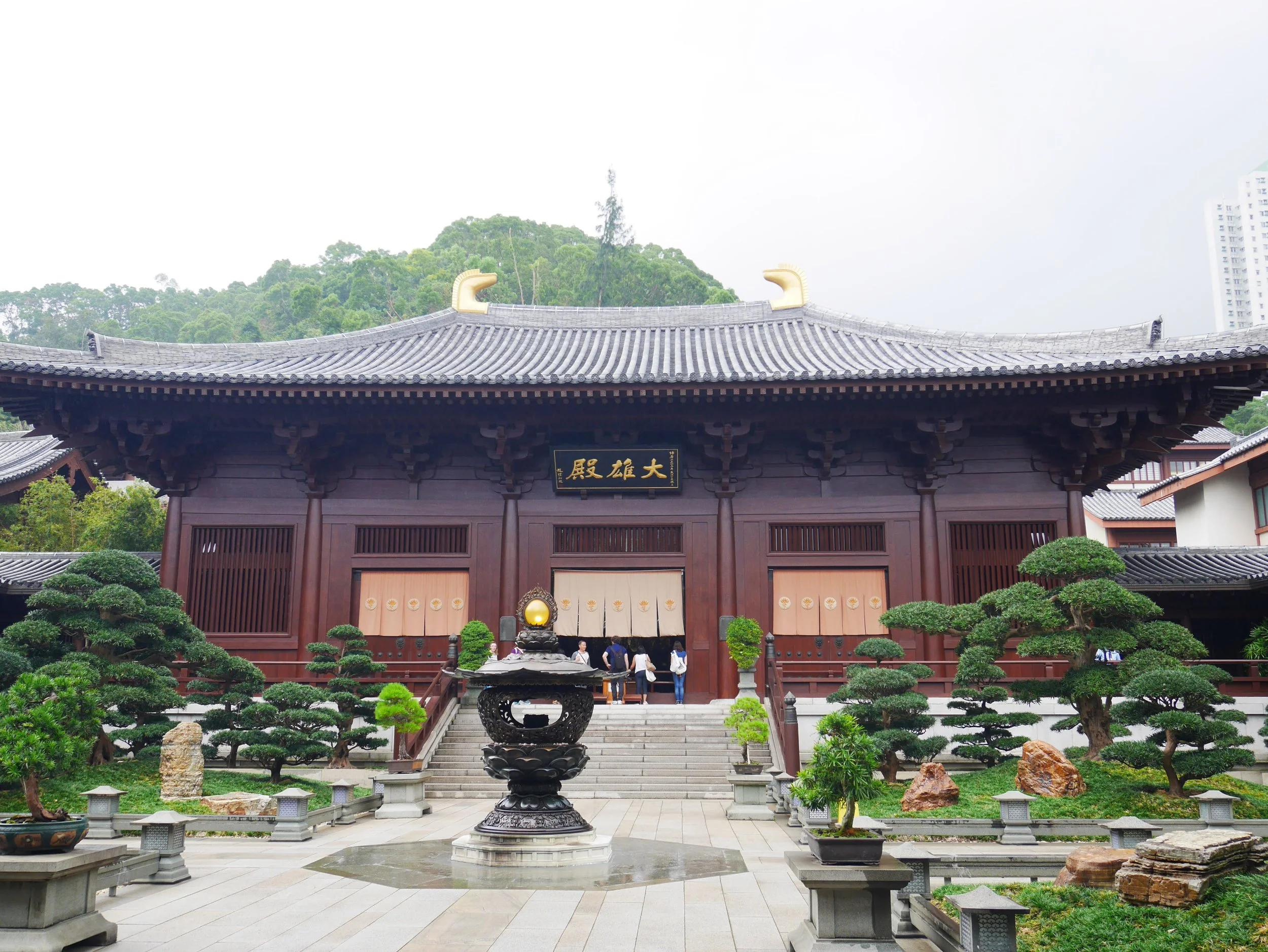  The temple halls at the Chi Lin Nunnery are made entirely of wood without the use of a single nail. 