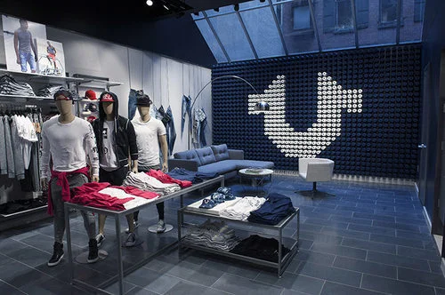 TR SOHO - BRANDED SPOOL WALL INSTALLATION, SHOT 1