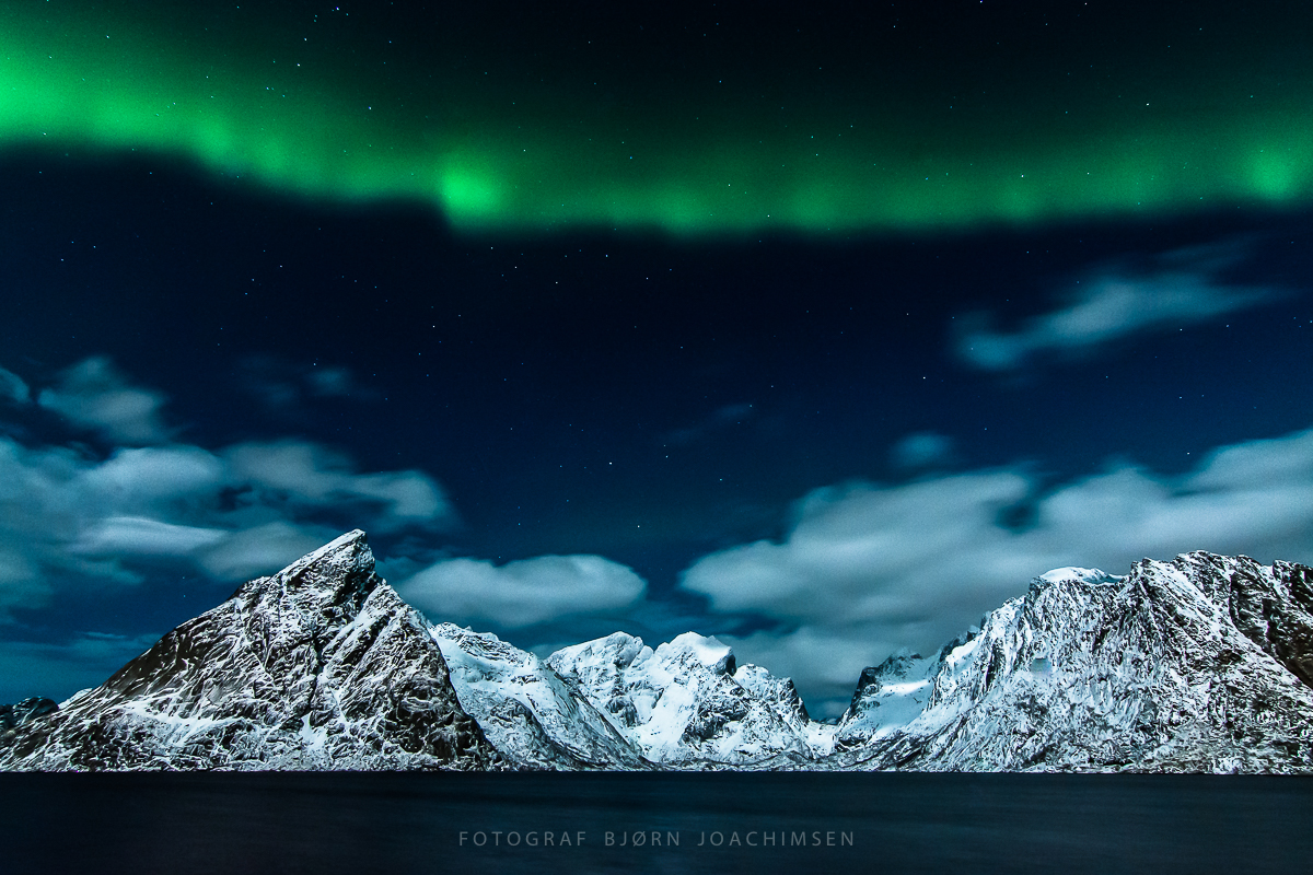 Nordlys over Olstinden på Reine i Lofoten. ©Bjørn Joachimsen.