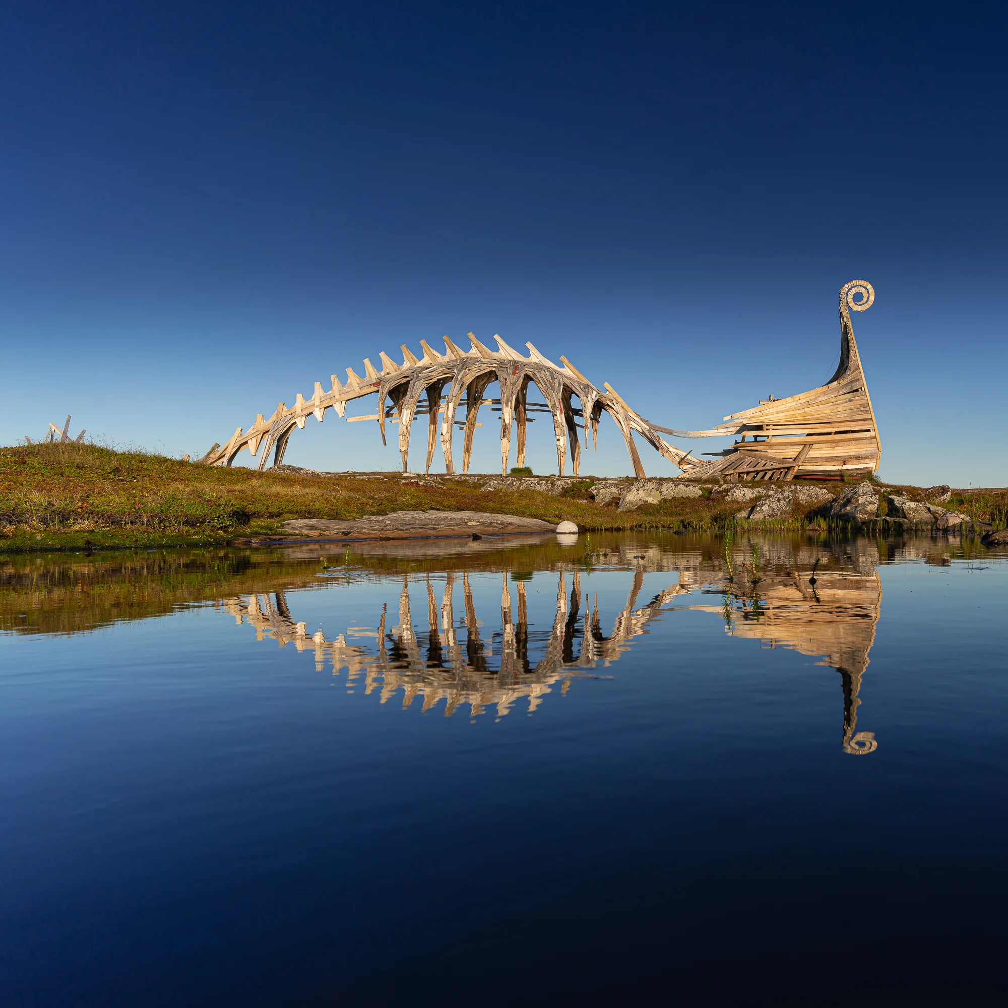Vardø er en opplevelse i street art og annen kunst. Vi går rundt i alle kroker og bakgårder i byen samt utenfor byen hvor vi blant annet finner denne installasjonen. ©Bjørn Joachimsen.
