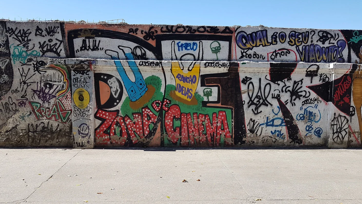 The main wall of the flyover is marked by graffiti and tagging as part of the process of spatial appropriation. Photo by Claudia Seldin, 2018
