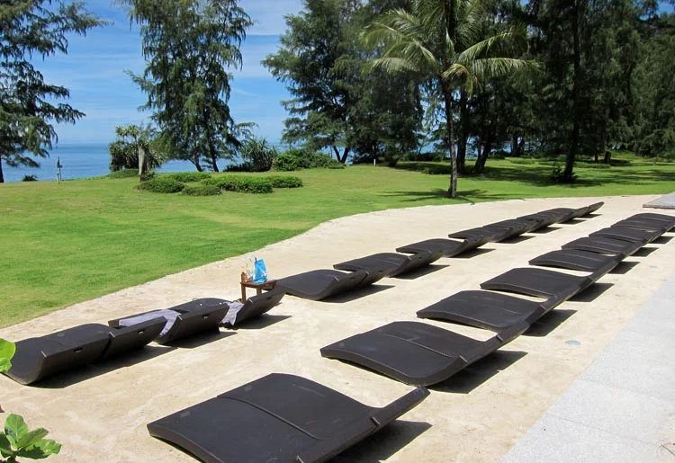 In this sun, these chairs look more like baking sheets though.