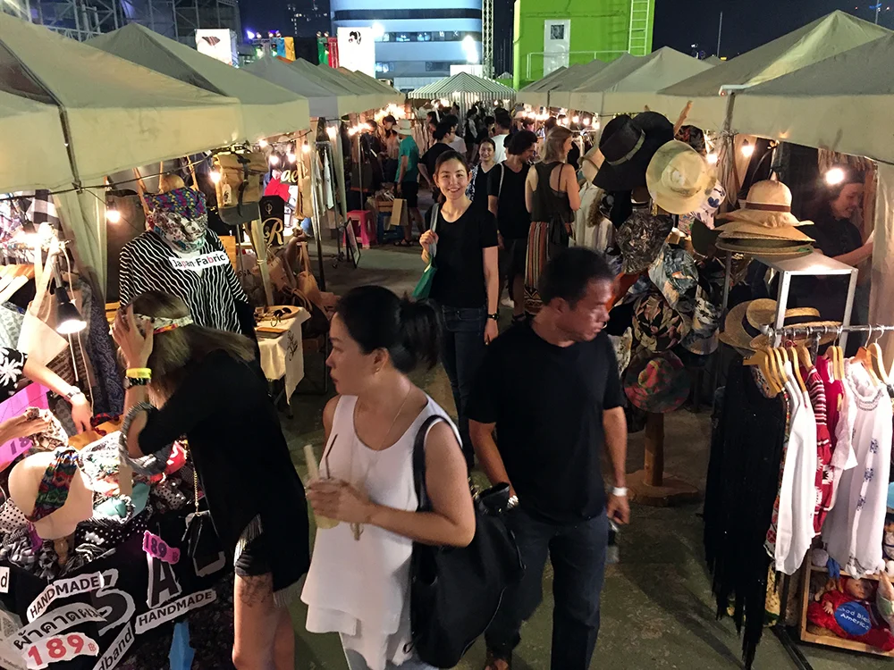 A reasonably manageable crowd, thanks to the 120 baht cover charge!