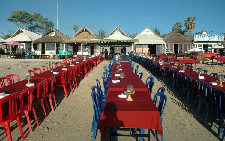 Final stop: Jimbaran beach (which faces West), famous for its seafood dinners overlooking the sunset.