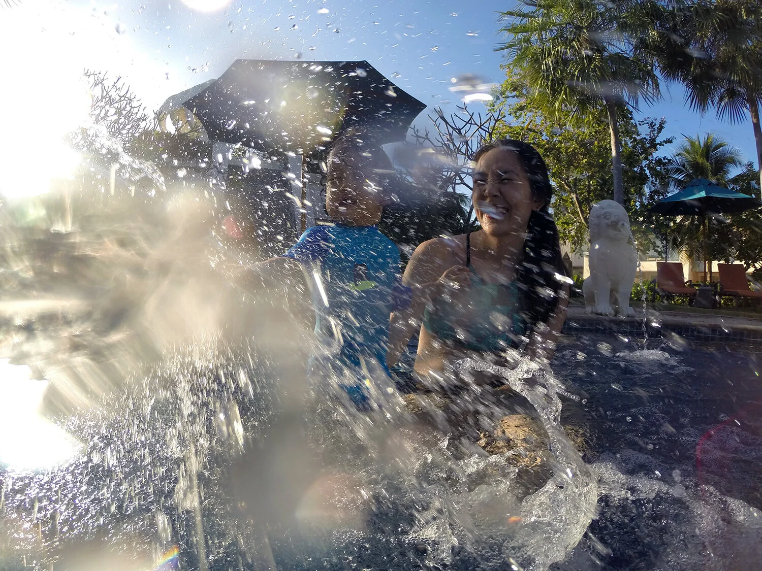 Splash! Intercept the water jets!
