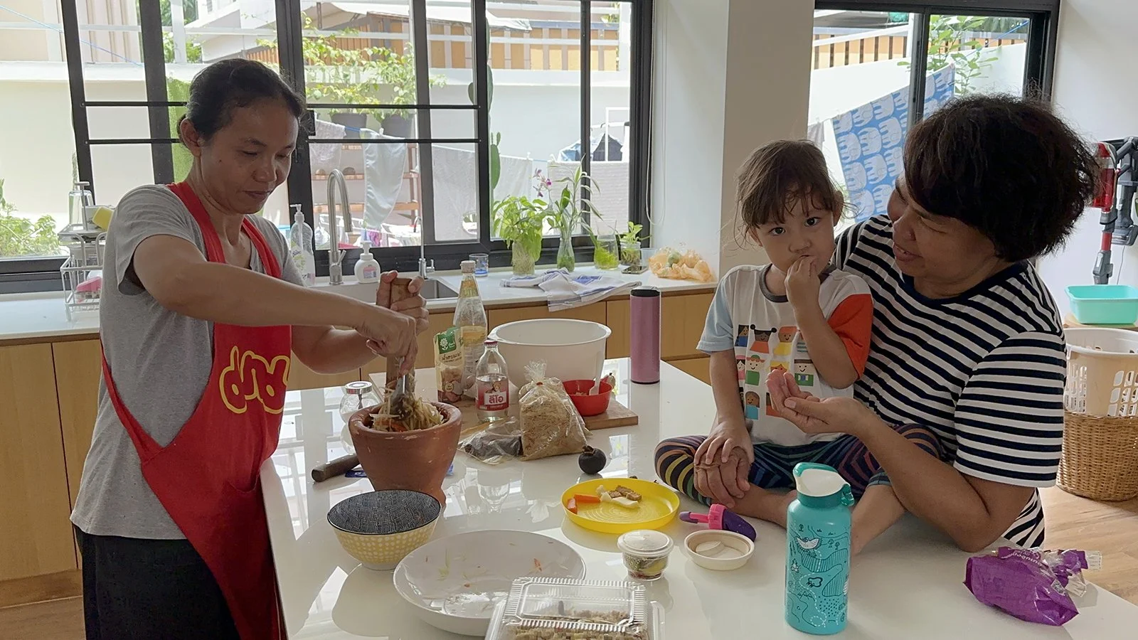 Making som tum with P'Noi and Ba Wan.