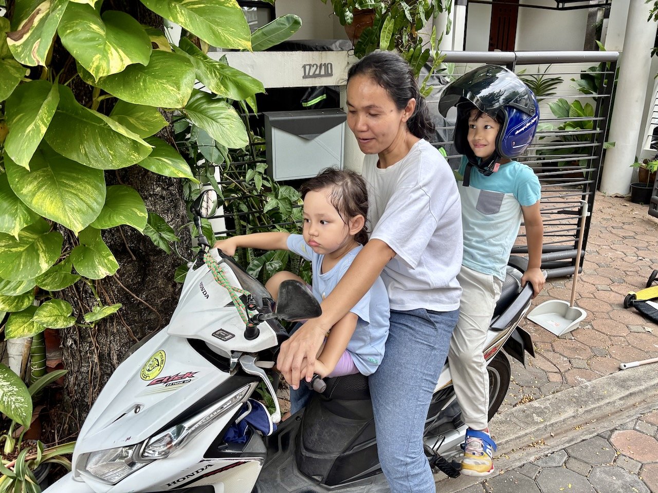Is this entire crowd heading to P'Noi's house tonight?