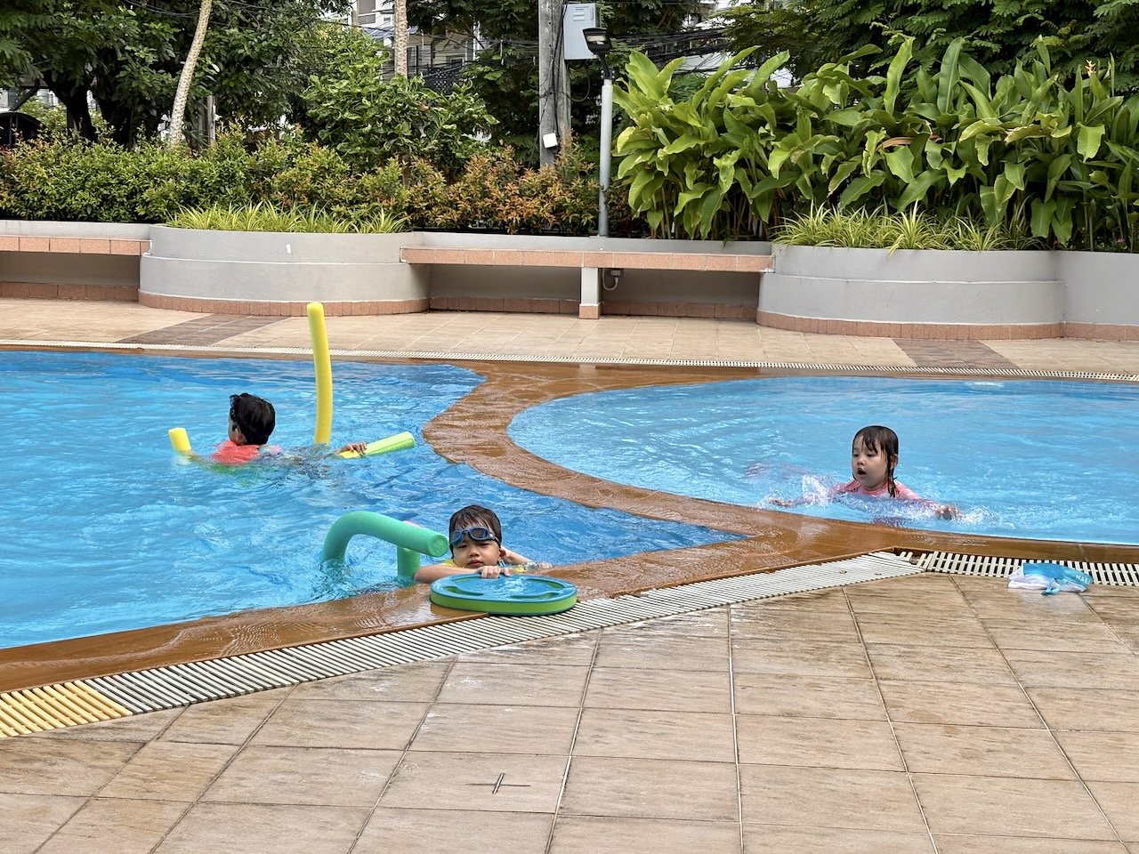 A late-afternoon playdate & swim with Nimo.
