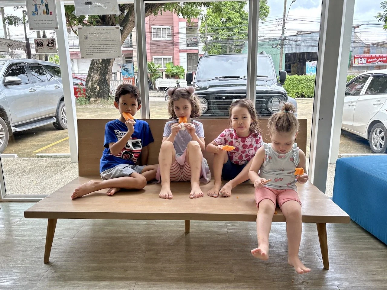 Amalia was in Lucys' class today, doing a make-up. So that calls for popsicles for all.
