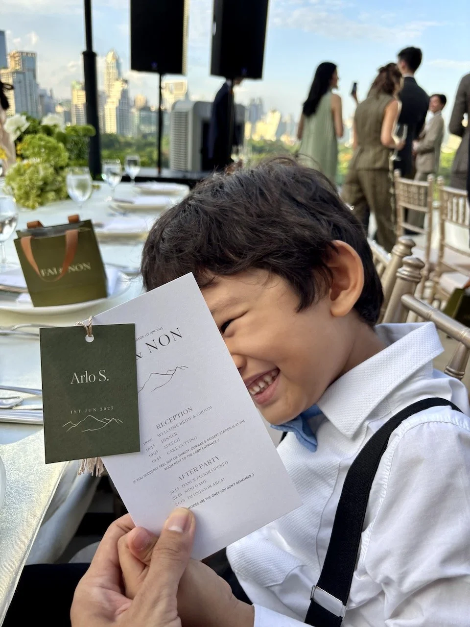 Seating chart, and customized place settings - so well-planned.