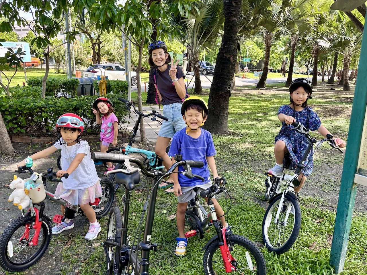 We're back to Nong Bon park, for a ride around the lake with Aya and her family.