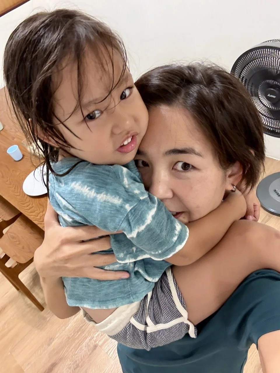 A backward shoulder piggyback. A face bun?