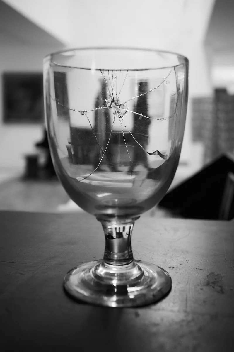 Cracked glass 1600x1200 sRGB.jpg