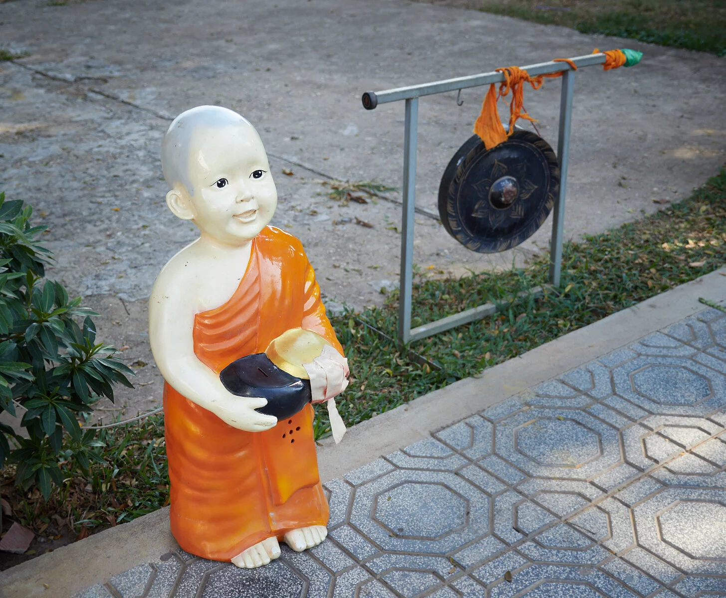 Saffron statue 1600x1200 sRGB.jpg