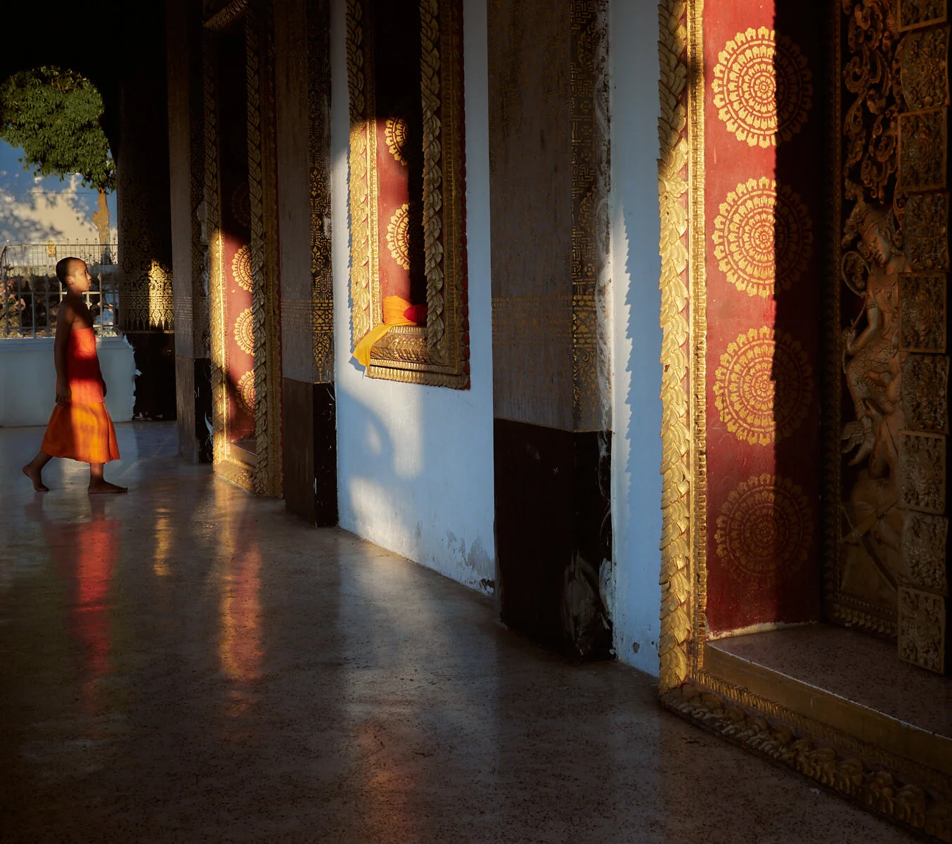 Saffron temple entry 1600x1200 sRGB.jpg