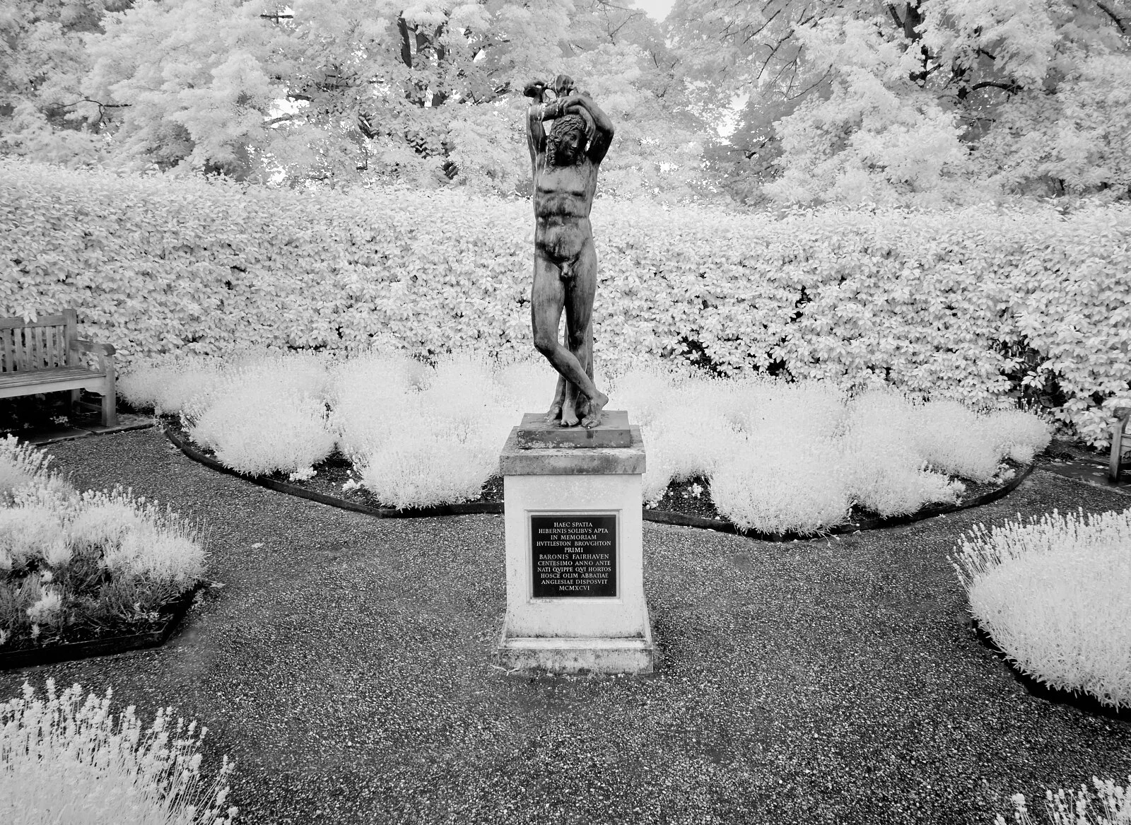 Statue 2 Club 1600 x 1200 sRGB.jpg