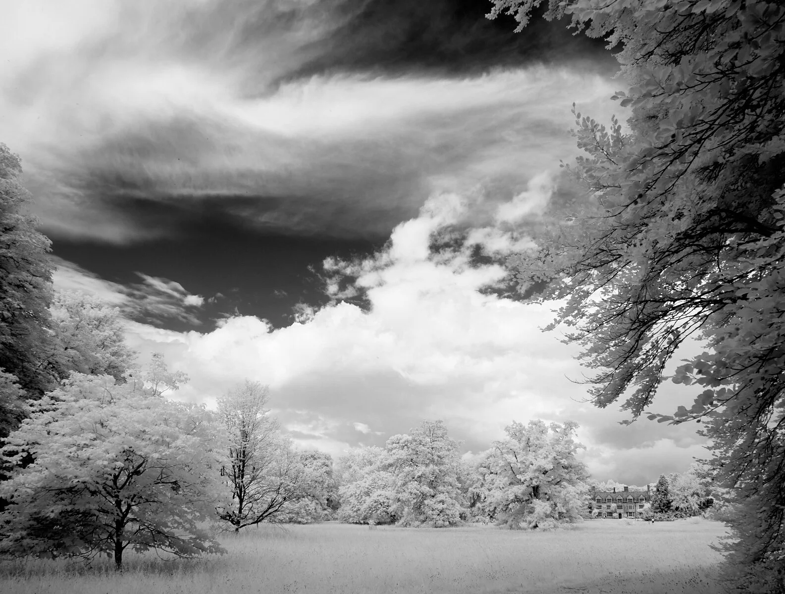 Abbey and sky Club 1600 x 1200 sRGB.jpg