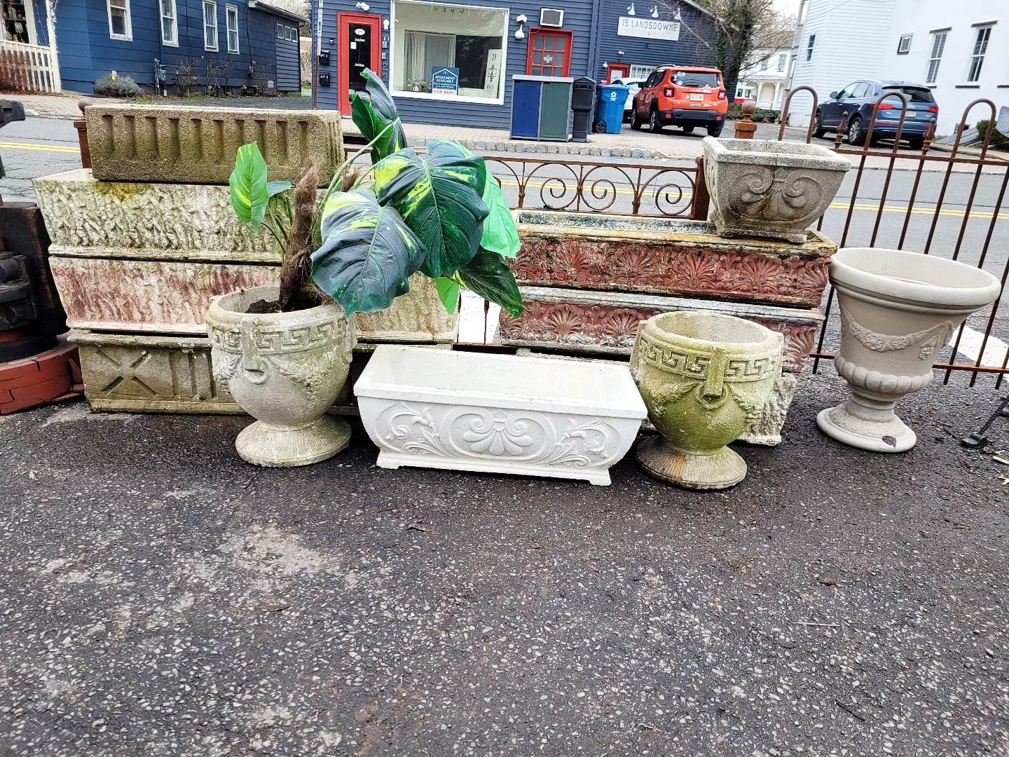 🪴 Concrete planters 🪴 

#mergegallery #frenchtownnj #concreteplanter #flowerpot #flowers #garden #planterbox #urn