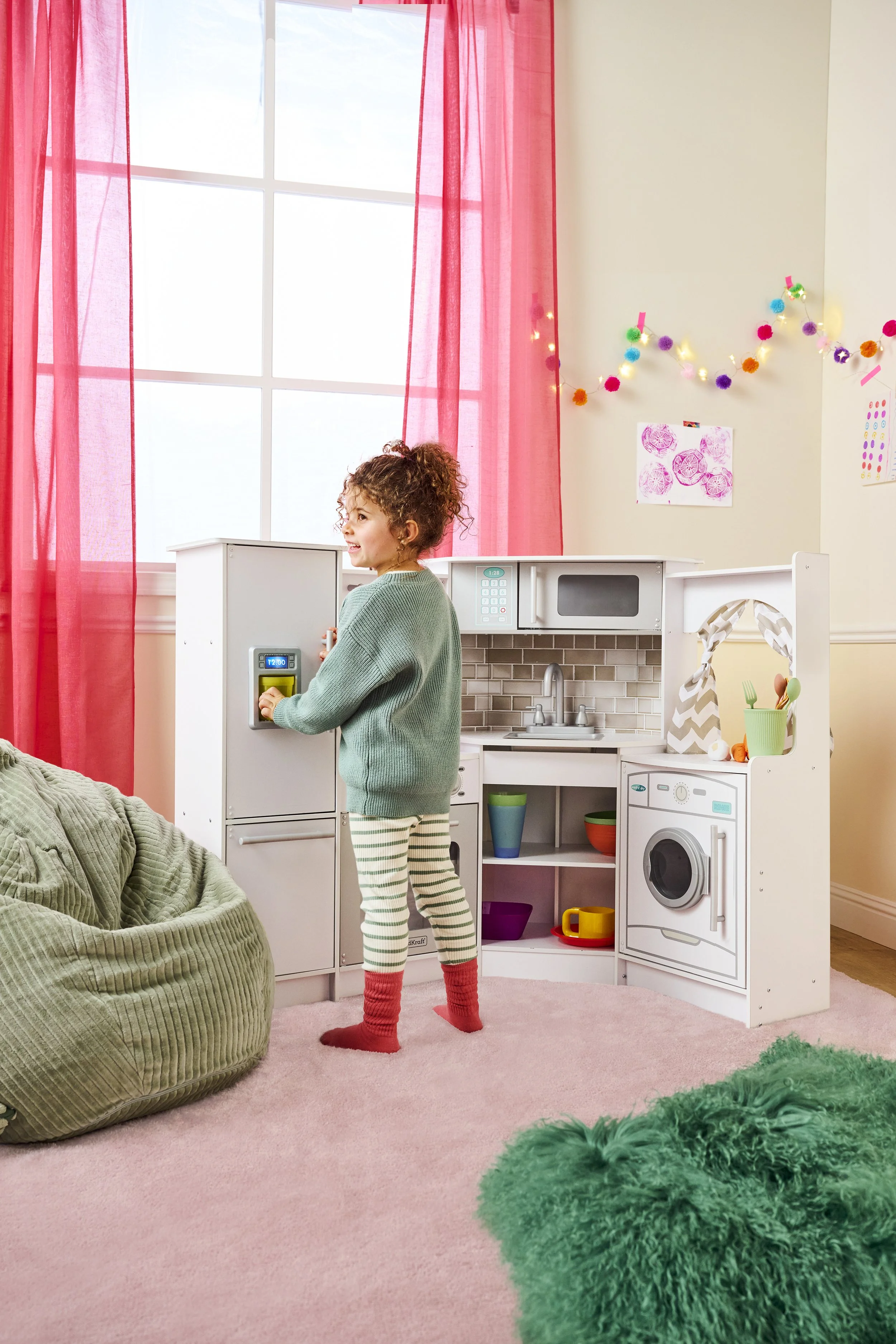 HKGB24_KidKraft_Kitchen_Lifestyle_0692_main.jpg