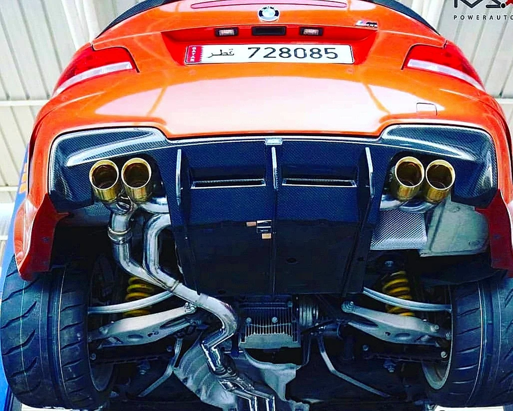 High performance BMW SUV with needlessly complicated crossover exhaust pipes that give the illusion of a full quad exhaust system. In reality it’s a single exhaust that branches at the rear. Ridiculous!