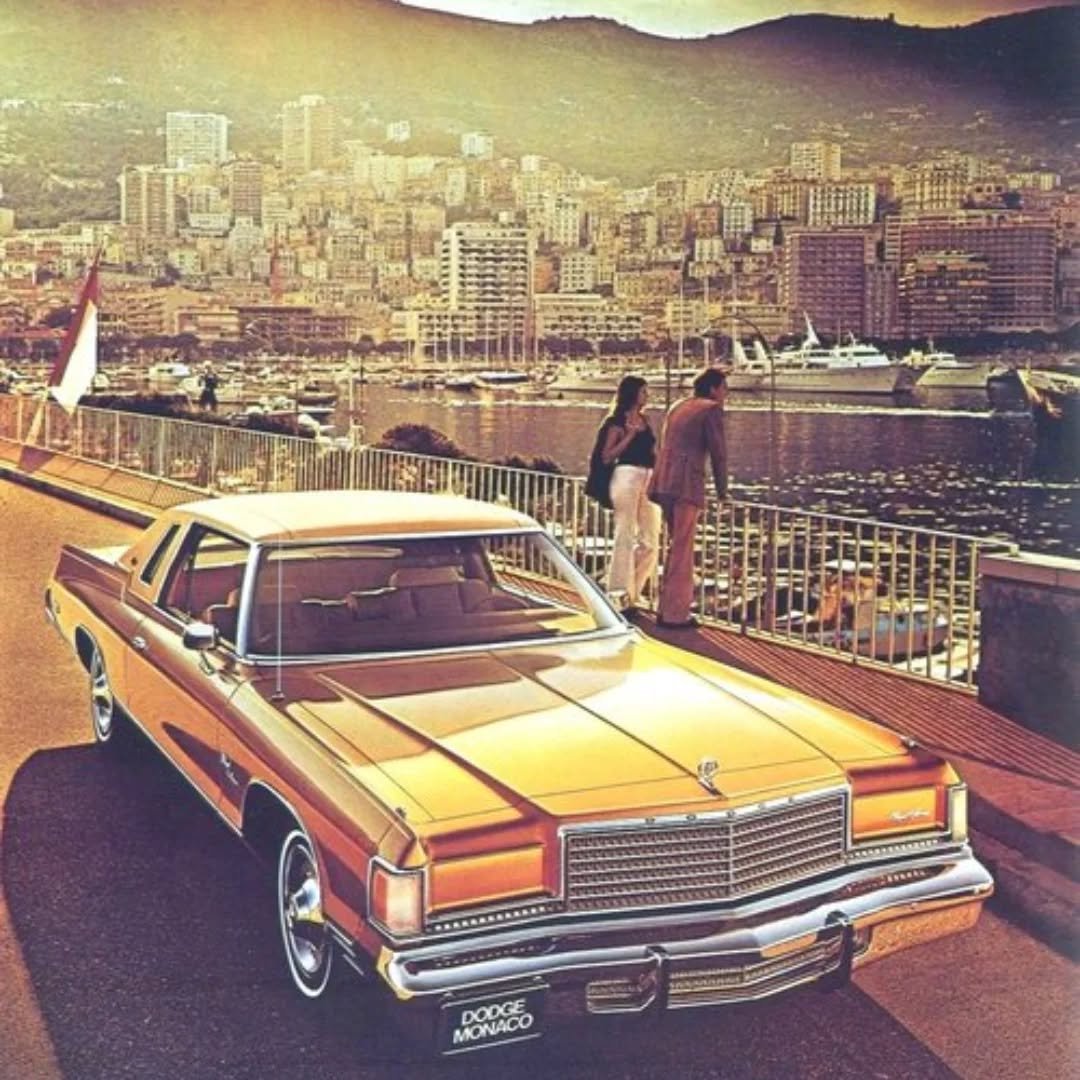 Dodge went upmarket in the 70s with their top line Monaco having fancy concealed headlights. This one's a 1975 model in striking metallic copper-bronze.