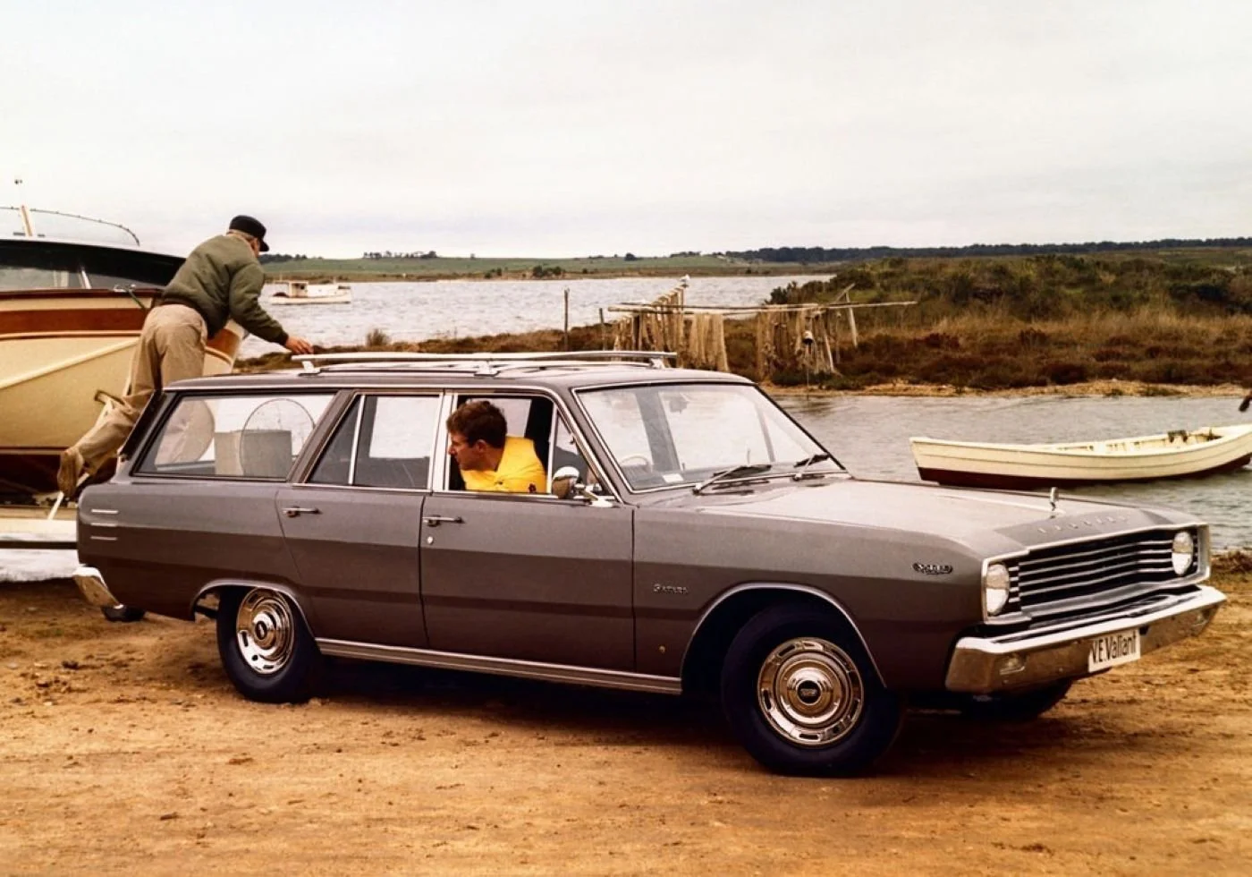 1968-chrysler-valiant-safari-vip-wagon-print-ad.jpg