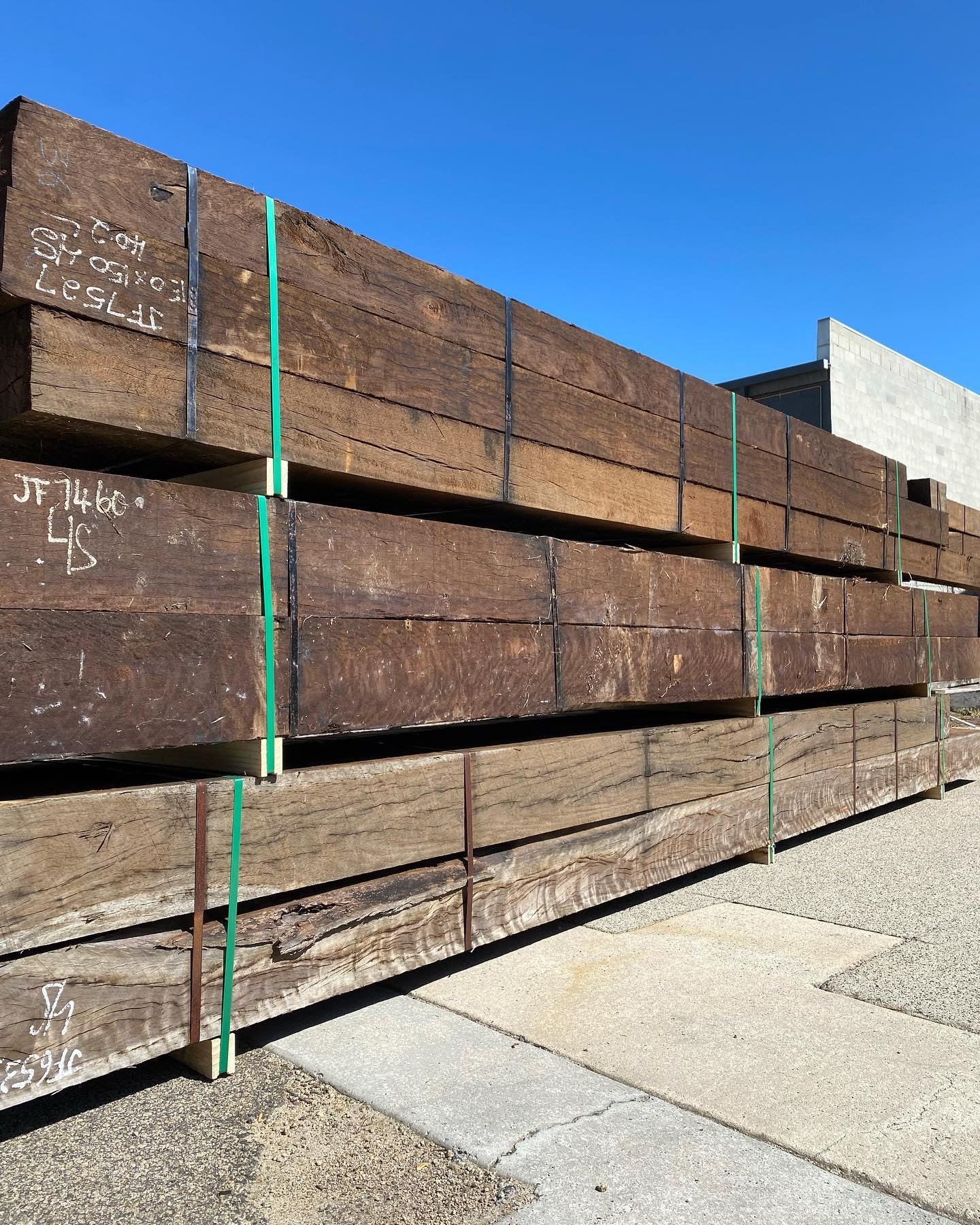 Fresh off the truck. 200x200 and 150x150 spotted gum and ironbark posts. Up to 6m long. 👍⚒️🌳