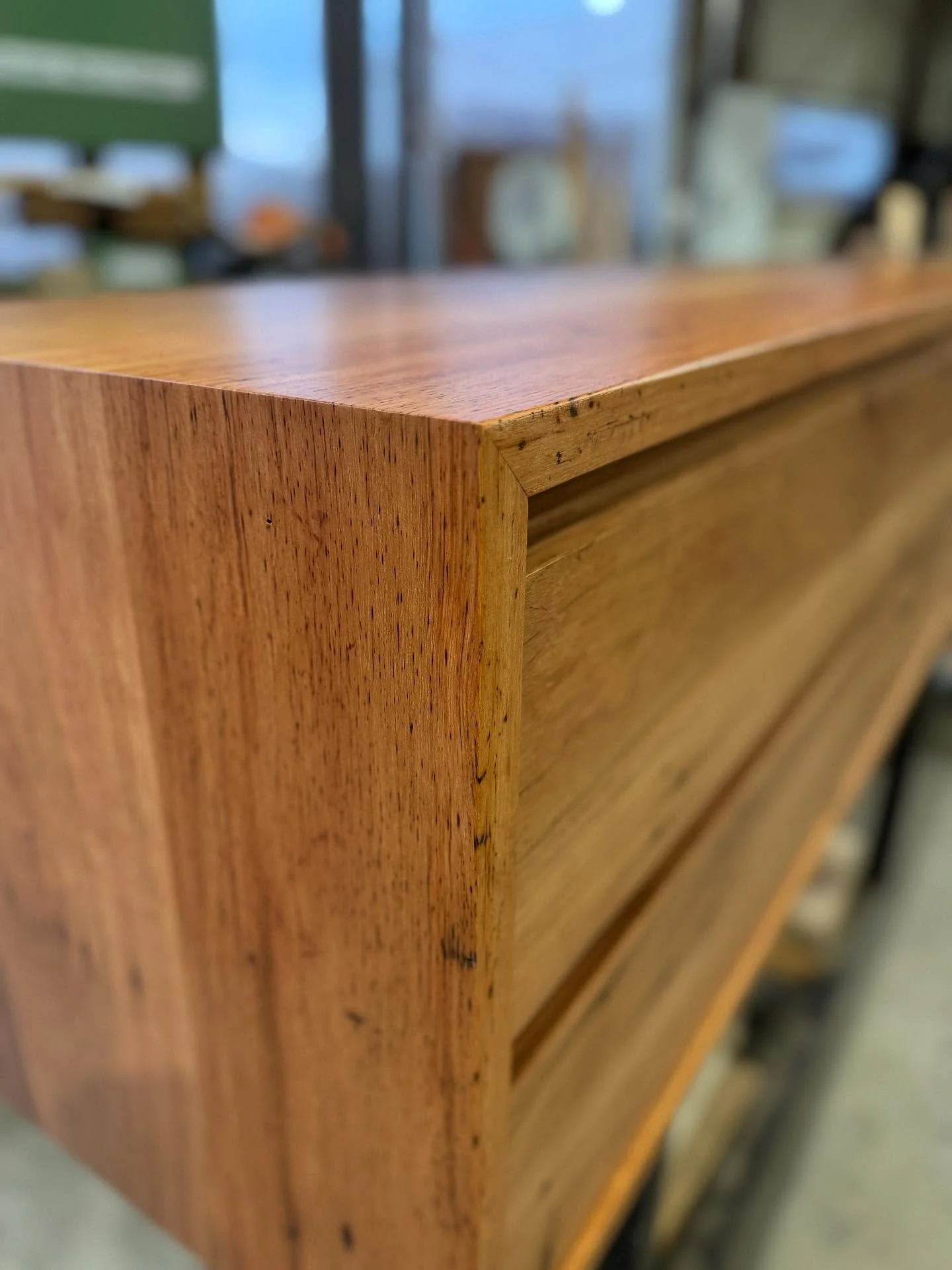 Recycled Stringybark floating vanity. @westsystemepoxy @fiddesaustralia 🌳⚒️♻️