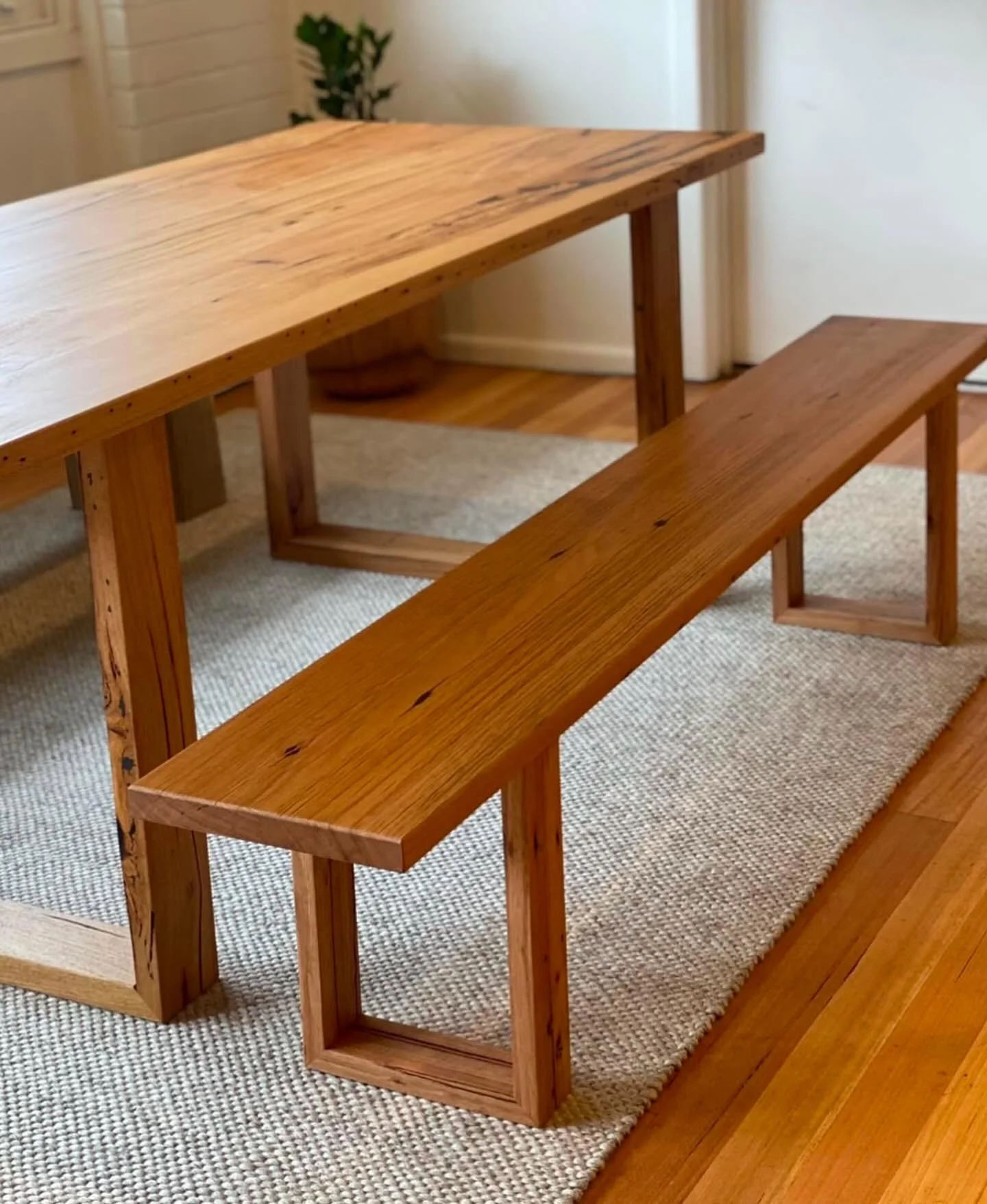 The Rosie table with matching bench seat. Recycled messmate. Full resin fills. Finished with @fiddesaustralia 🌳⚒️♻️