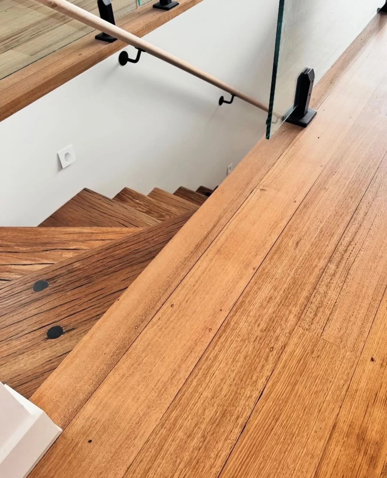 Recycled Tasmanian oak flooring and wharf timber treads. Awesome work by the talented crew @lokitimberflooring ♻️⚒️🌳