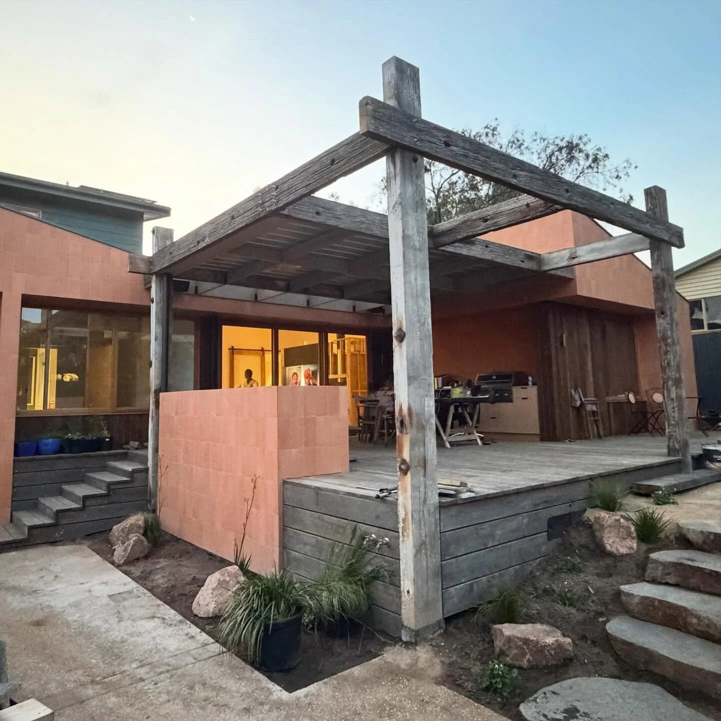 Wharf timber and recycled decking supplied by us on this awesome build across the bay. Thanks for the pics Dan. Loving the terracotta tiles. 🌳⚒️♻️