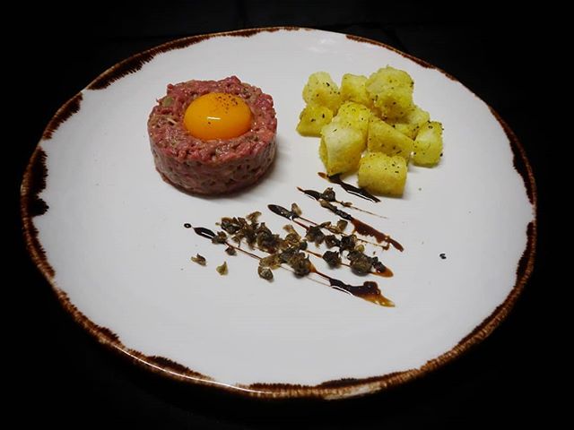 The purest way to enjoy #capegrimbeef = steak tartare |sometimes it's better to keep things simple and let our tassie produce shine 🌟 🐮 🌟
