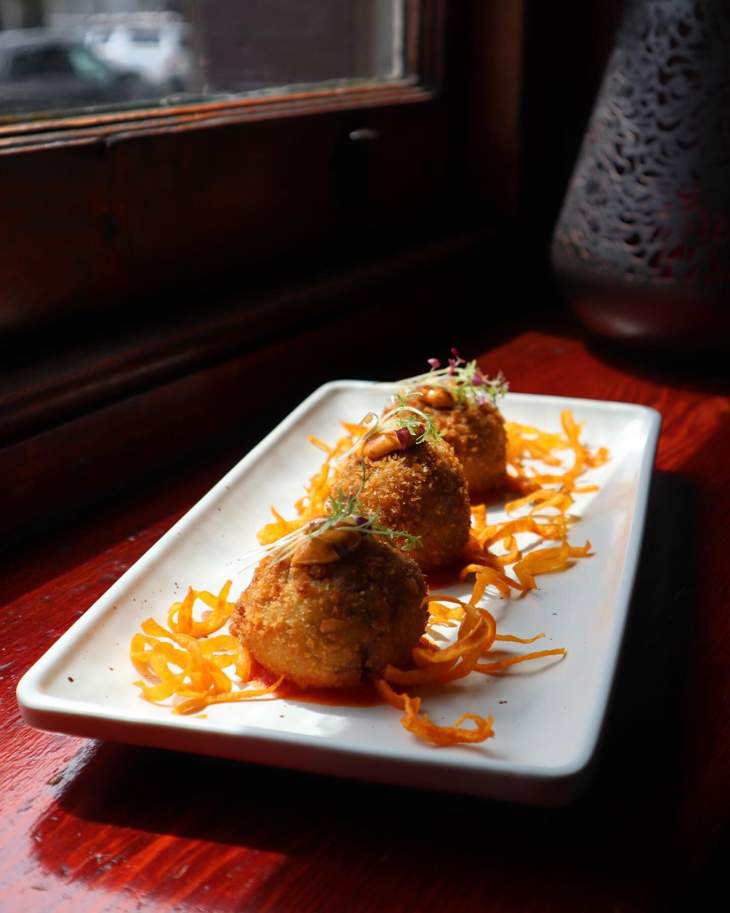 Starters - wagyu, bocconcini &amp; cheddar arancini