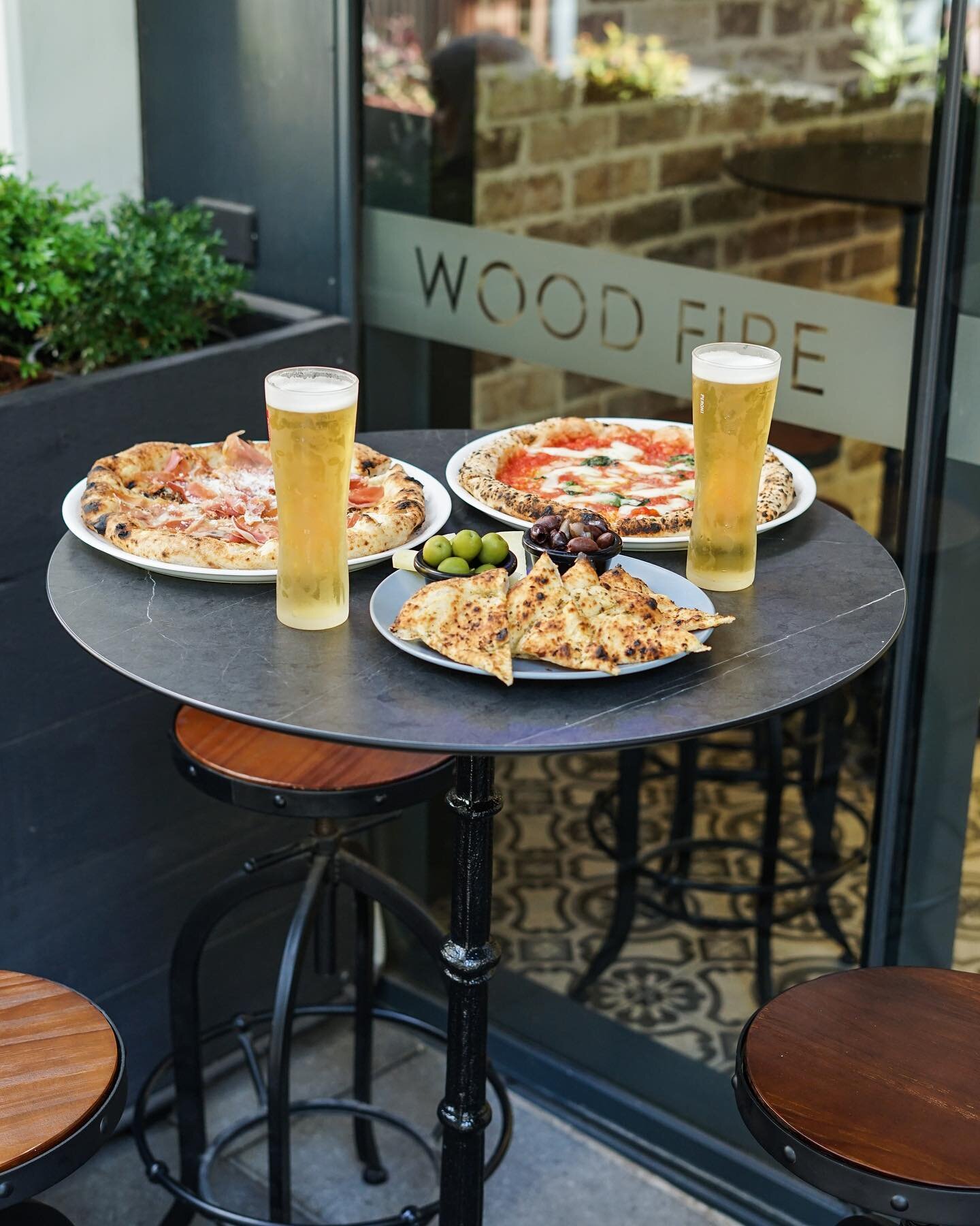 How Friday's should be spent! Pop in after work and end the day with a cold one and Sydney's best wood-fired pizza! 🍕