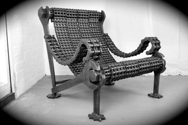 Chain throne