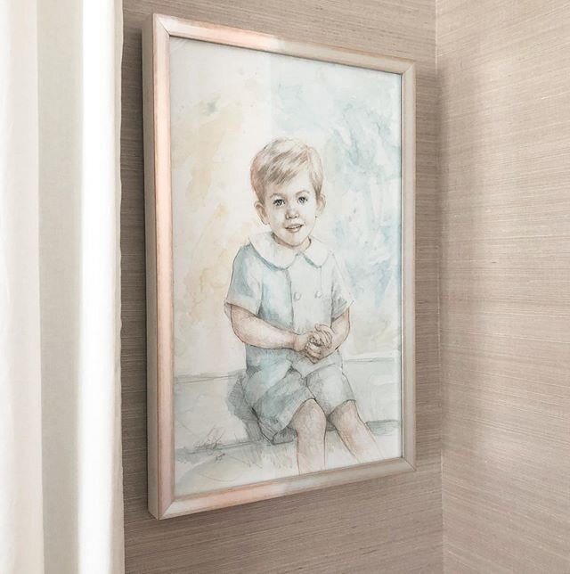 On the wall and being enjoyed! I love my job and my wonderful clients #youknowwhoyouare - thank you for @annrichardsportraits and @portraitsinc for another commission! #lizlindstrom #charcoalconte #watercolorwash #modernportrait #decoratingwithportra