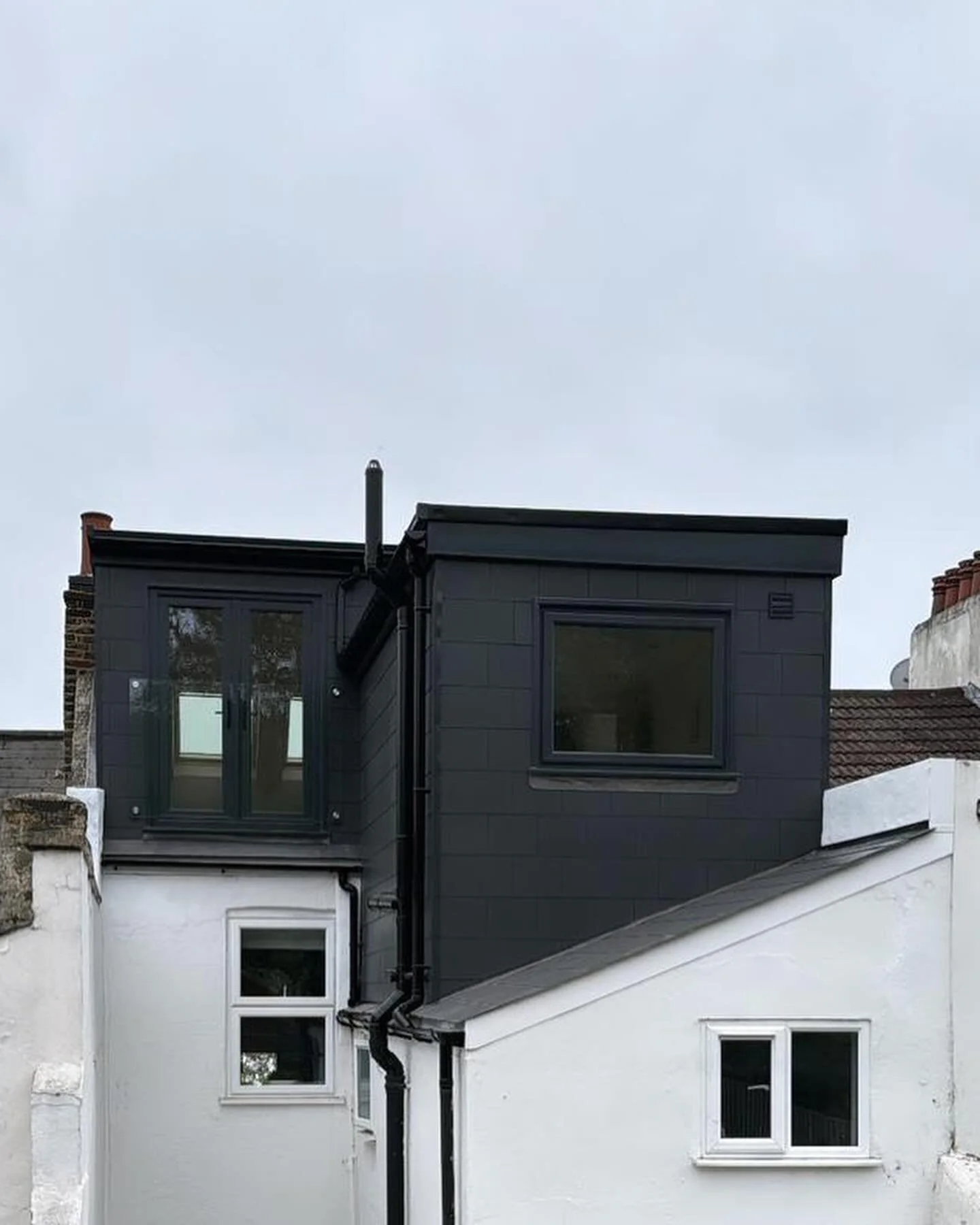 L Shape

Lovely addition to this property in Penge East.  The works involved an L shape loft conversion and dormer over the rear trigger as well as raising the ridge within the confines of the existing parapets to achieve the desired head heights.

E