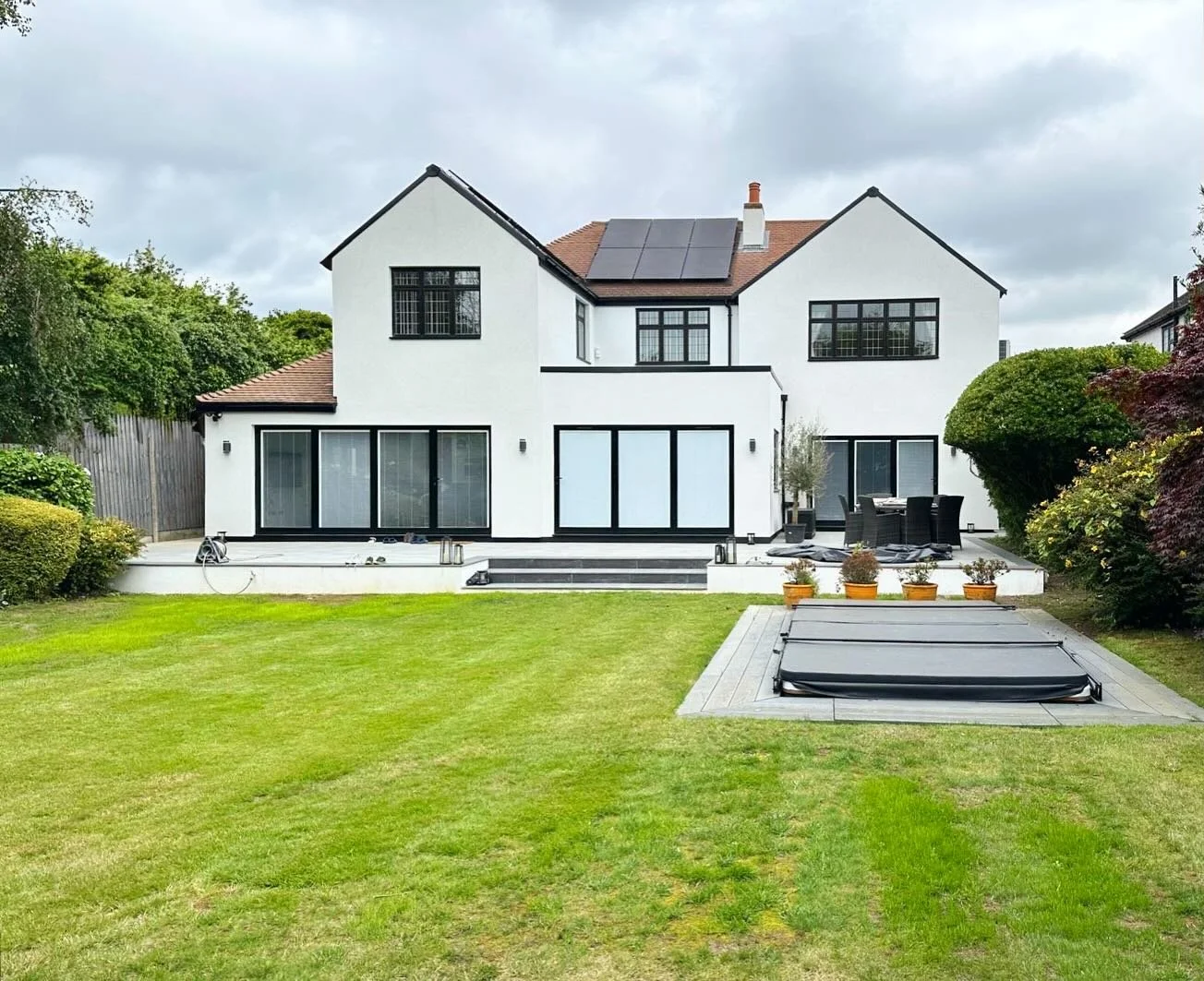 Grosvenor 

A series of ground floor extensions, internal alterations, and external upgrades have transformed the appearance of this property. The glass apex to the porch is a great stand out feature.

Main Contractor @preet.buildingandrenovationltd 