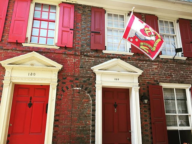 Old times' sake #oldeststreetintheus #ushistory #heritage #philly #philadelphia #pa #red #redisdead #mansions #vieillespierres #rouge #troiscouleursrouge #🇺🇸 #veryaugusteontheroad #travelgram #igtravel #travelingintime