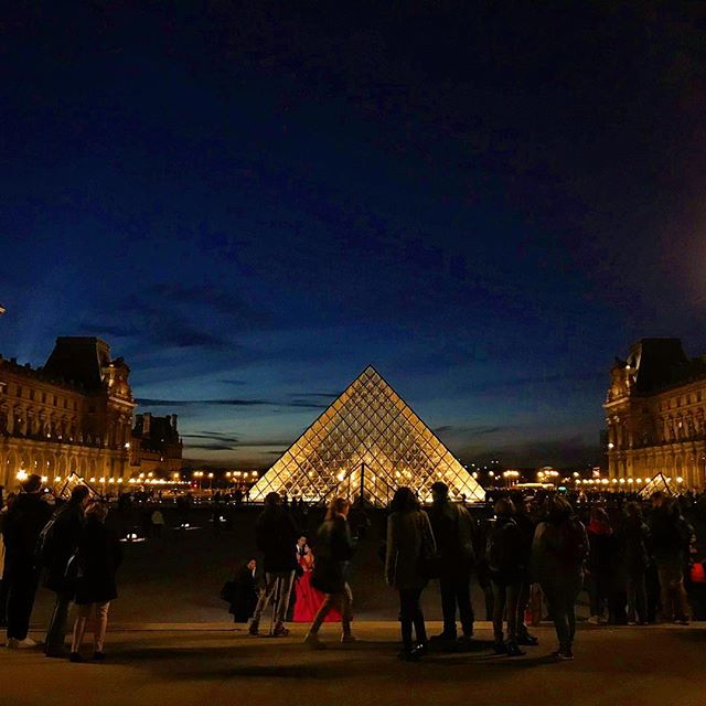 Cinematic moment #louvre #paris #parisjetaime #parisjetaime❤️ #myparis #igersparis  #parisbynight #couples #cinematic #atnight #bluenight #latergram
