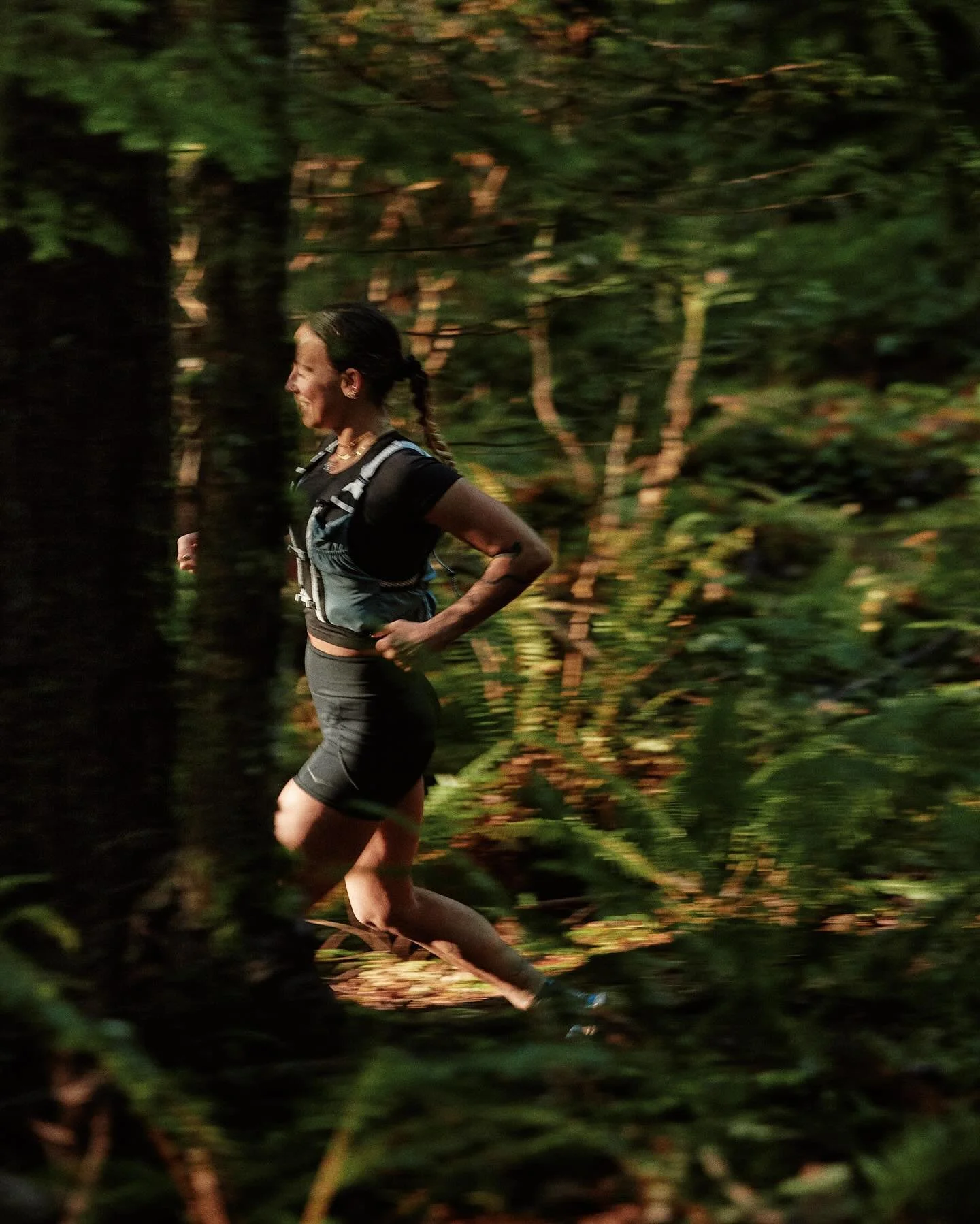 Sunny days in the forest with @_livlaw. 

Running distance is something I admire from afar as someone with a couple of meniscus tears, but I gotta say, I love the elegance of a sport that just puts a couple sneakers between its people and the finish 