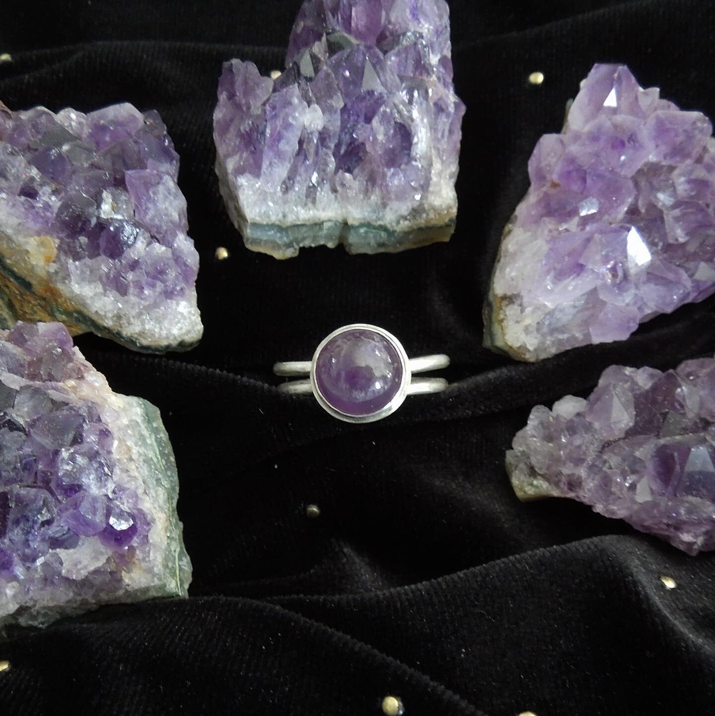 ✨available ✨
.925 silver snuggling a gorgeous Amethyst

She&rsquo;s a stunner!
$75, dm if interested or stop by to see in person.
Size 8

#amethyst #silversmith #gemstonejewelry #quartz #silverjewelry #crystaljewelry #crystalring #amethystring #cryst